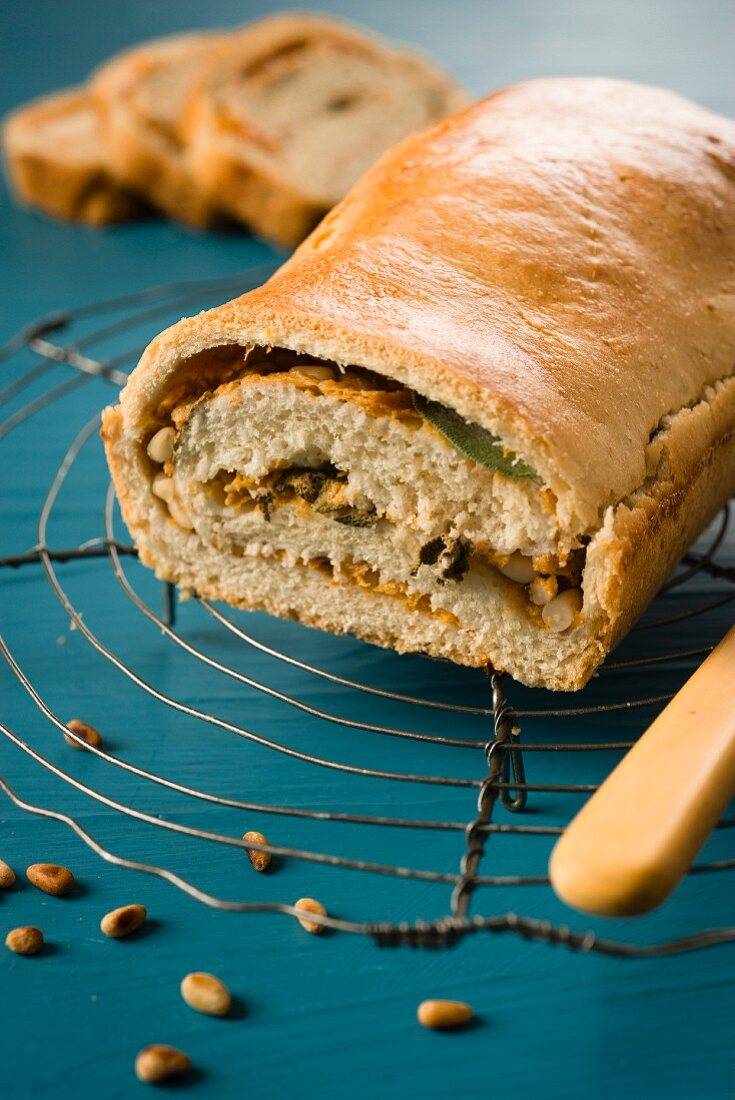 Stuffed bread with persimmons, sage and peanuts