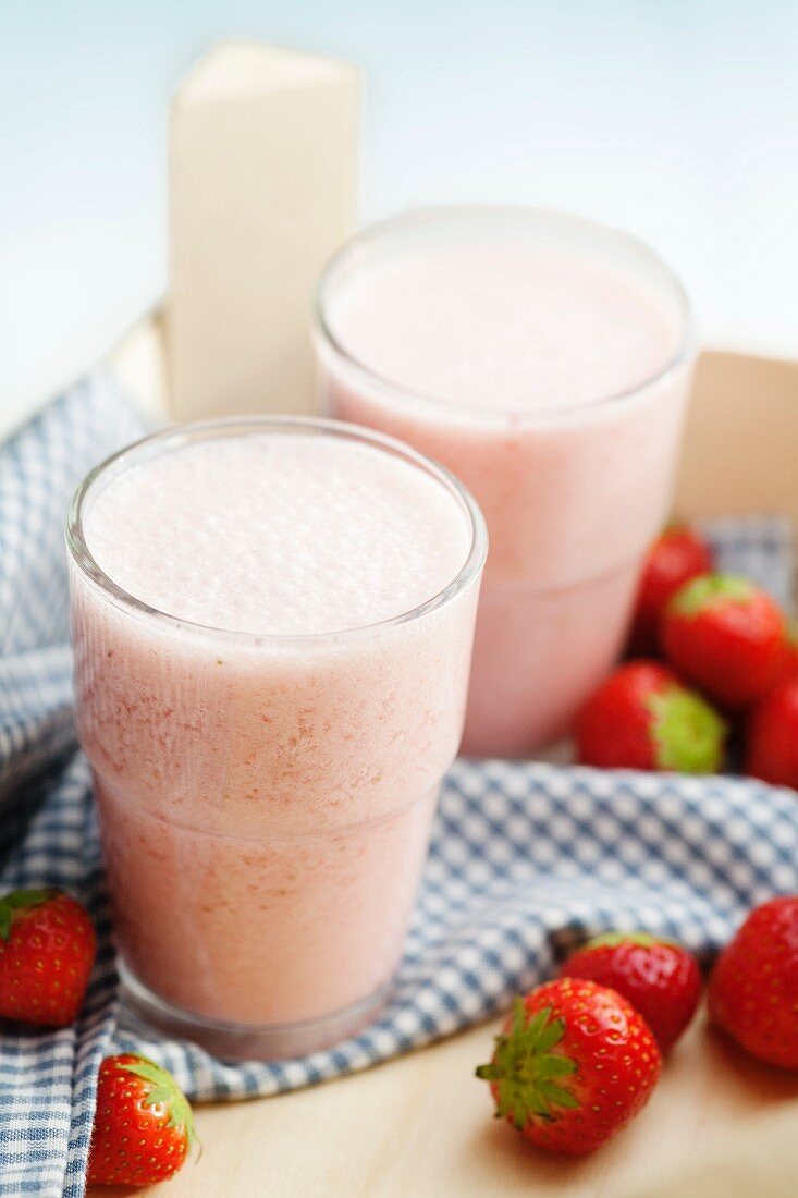 Smoothies mit Erdbeeren und Bananen