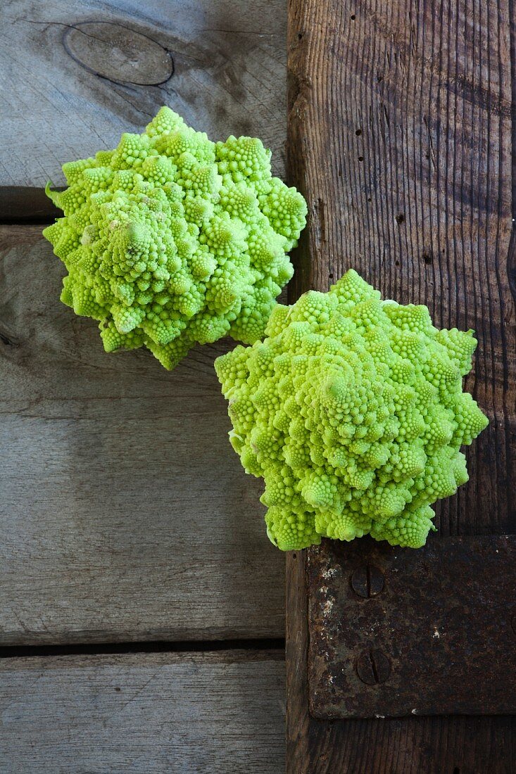 Romanesco auf Holzkiste (Draufsicht)