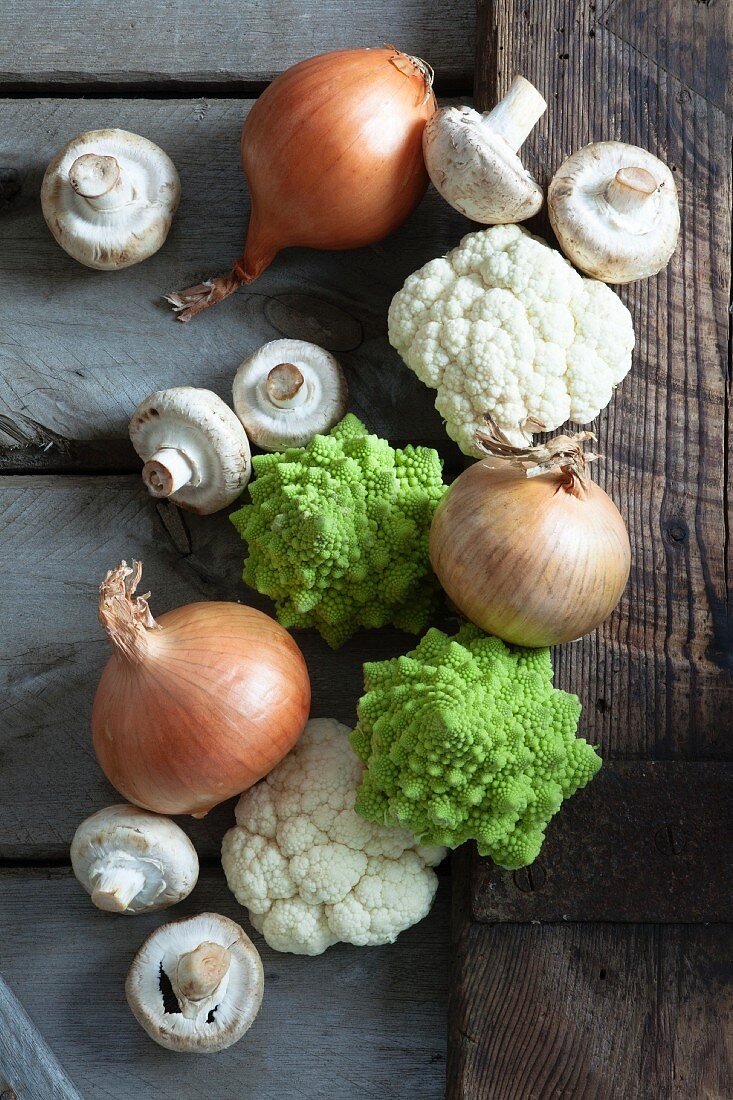 Cauliflower, Romanesco broccoli, onions and mushrooms (seen from above)