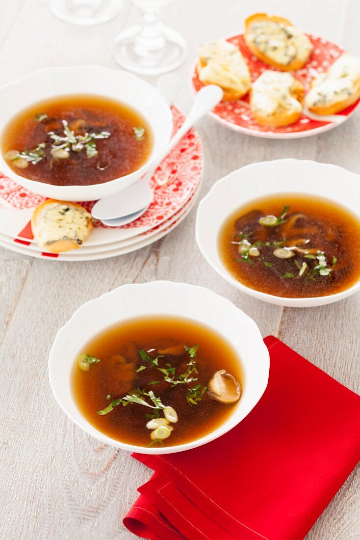 Champignonbouillon mit Stilton-Croûtons zu Weihnachten