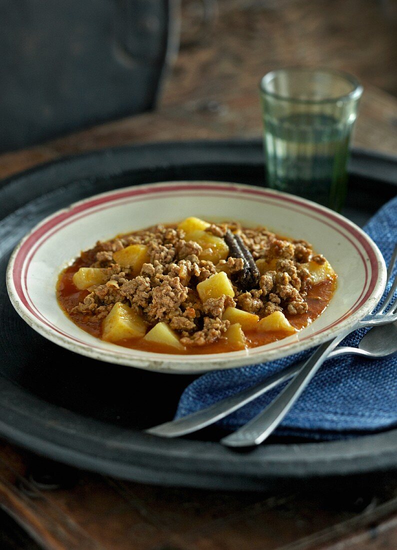 Minced lamb curry with potatoes (India)