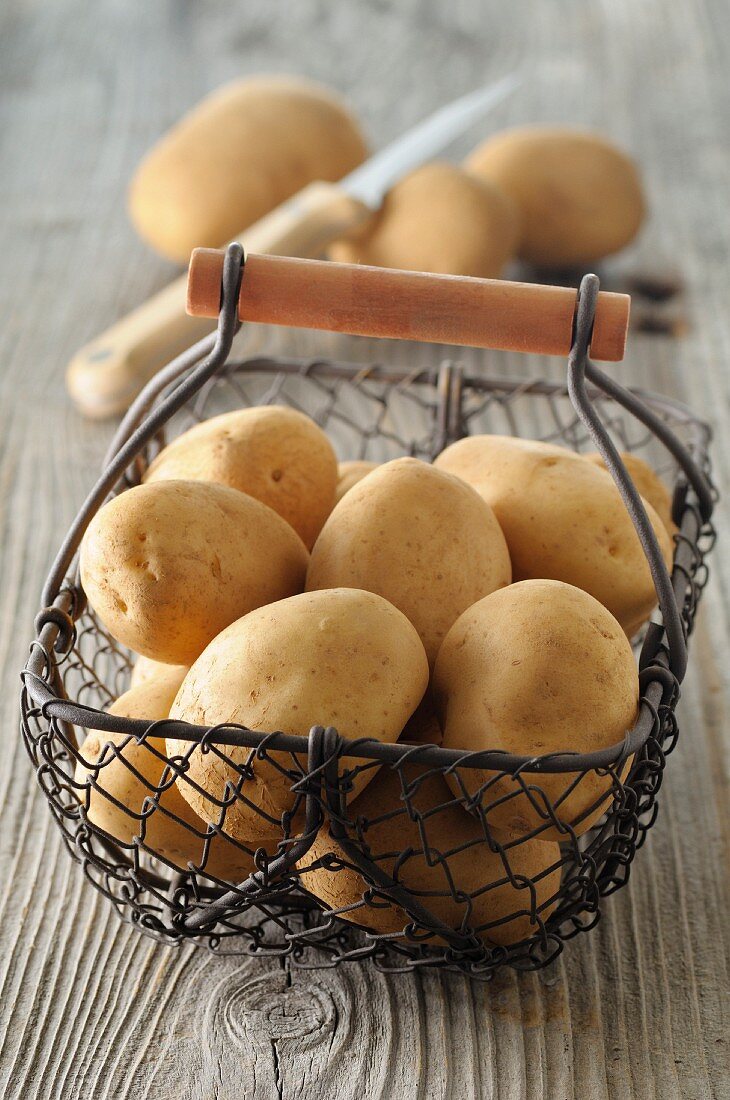 Kartoffeln in Drahtkörbchen