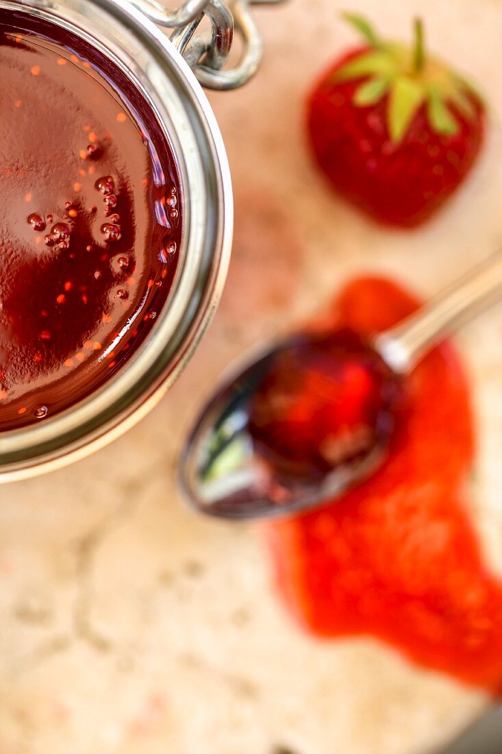 Shrubbery jam in a jar and on a spoon (seen from above)