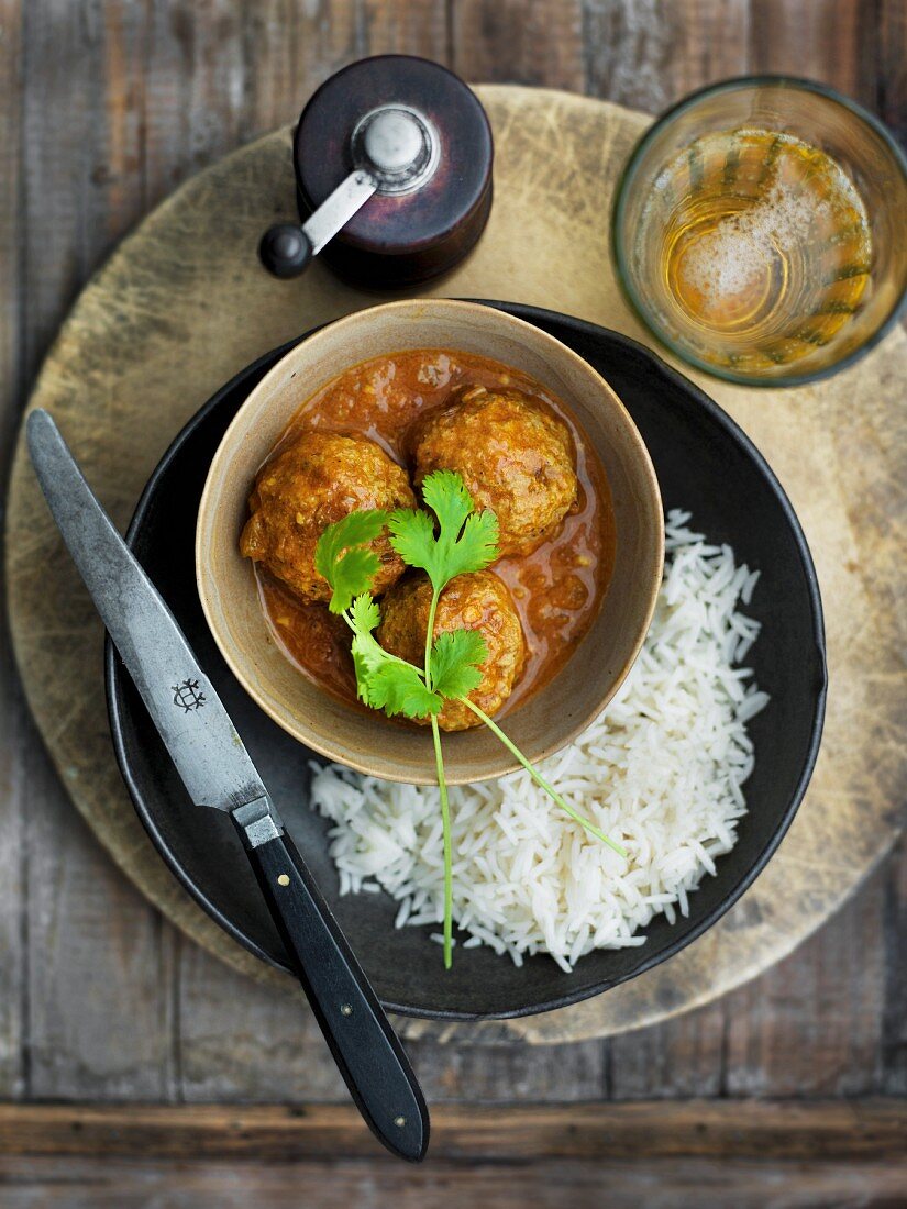 Fleischbällchencurry mit Reis