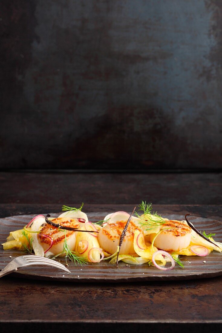 Oriental fennel and pineapple salad with a vanilla dressing and grilled scallops