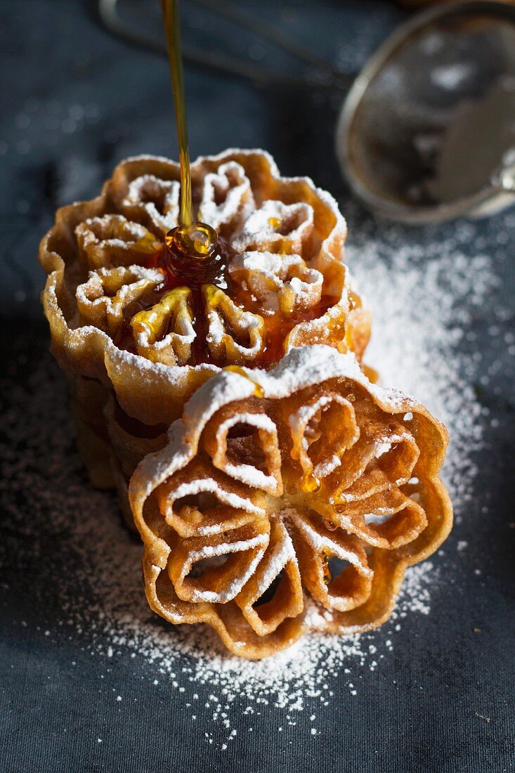 Schwedische Waffelrosen mit Honig und Puderzucker