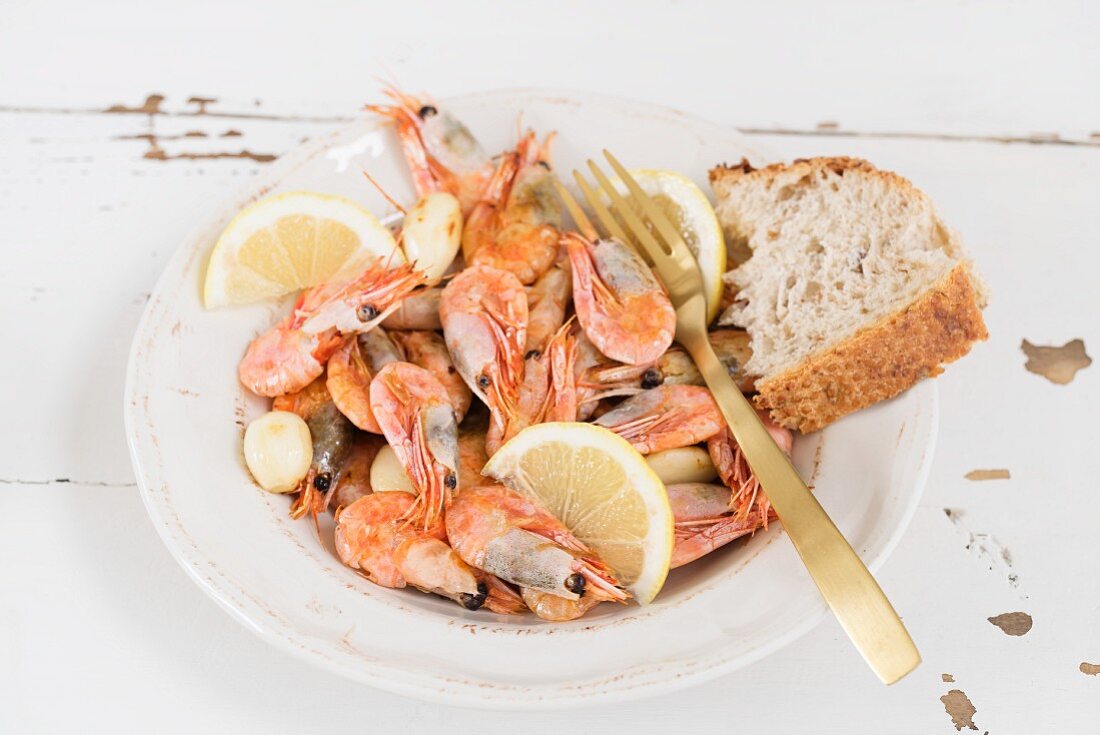 Gebratene Garnelen mit Knoblauch, Zitrone und Brot