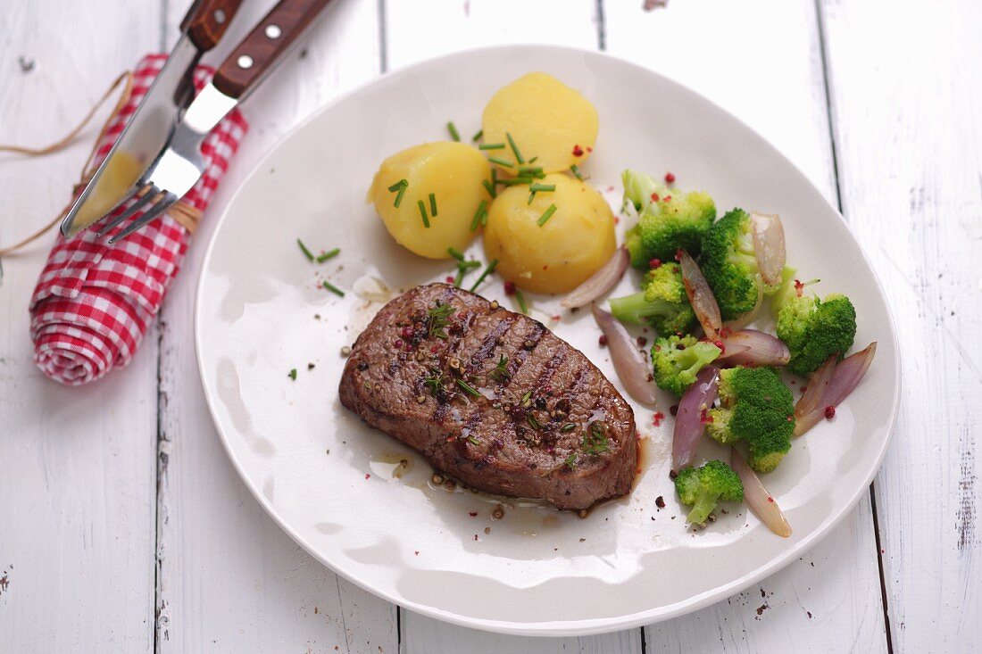 Rump steak with potatoes and broccoli