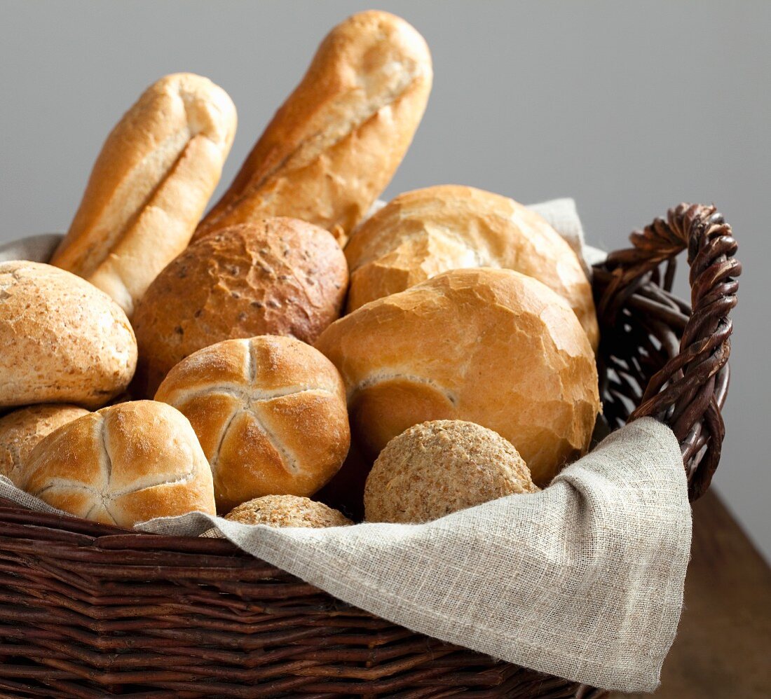 Verschiedene Brötchen im Brotkorb