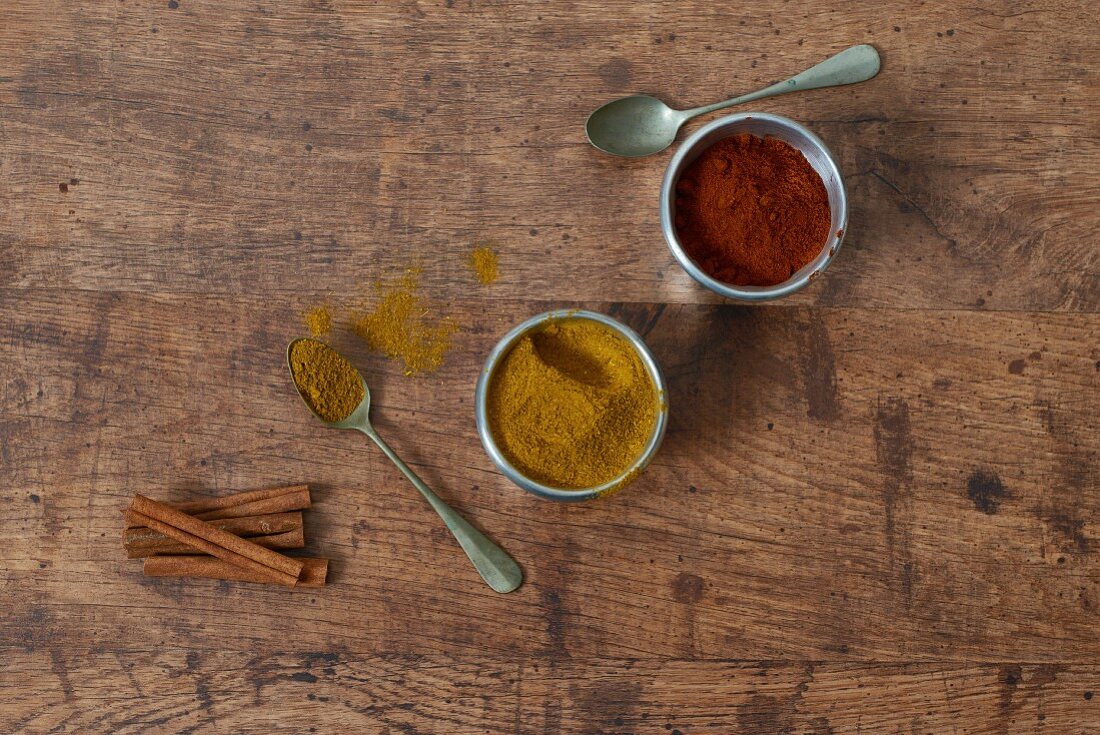 Rotes und gelbes Currypulver mit Zimtstangen