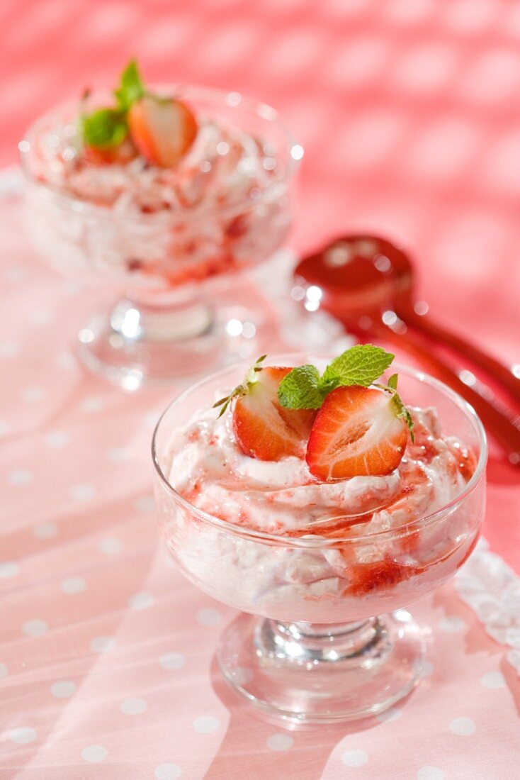 Erdbeer-Joghurt-Parfait – Bilder kaufen – 11431887 StockFood