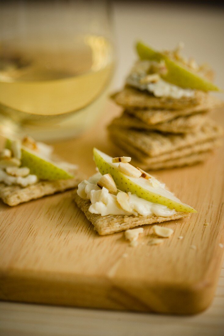 Crackers mit Weichkäse, Birne und Mandeln