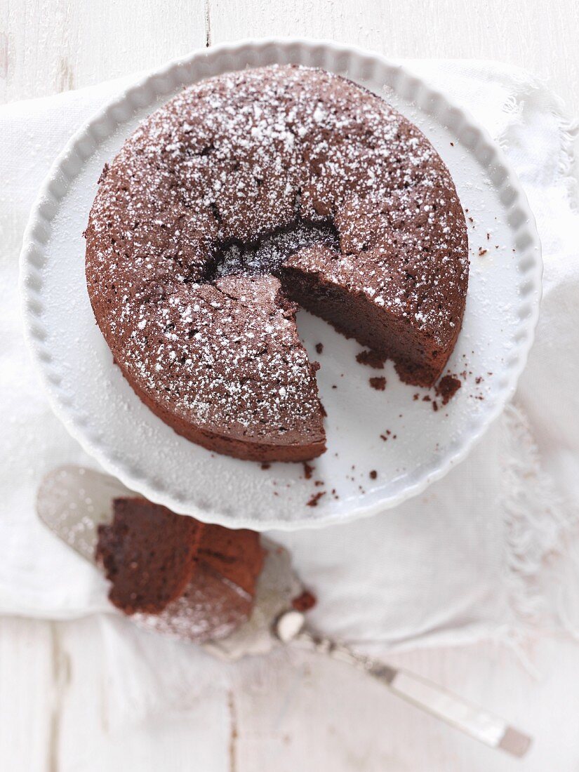 Schokokuchen mit Puderzucker, angeschnitten