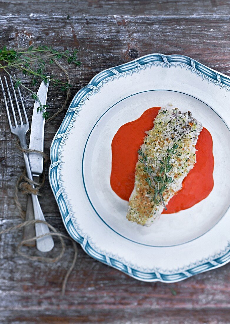 Steinbutt mit Kräuterkruste auf roter Paprikasauce