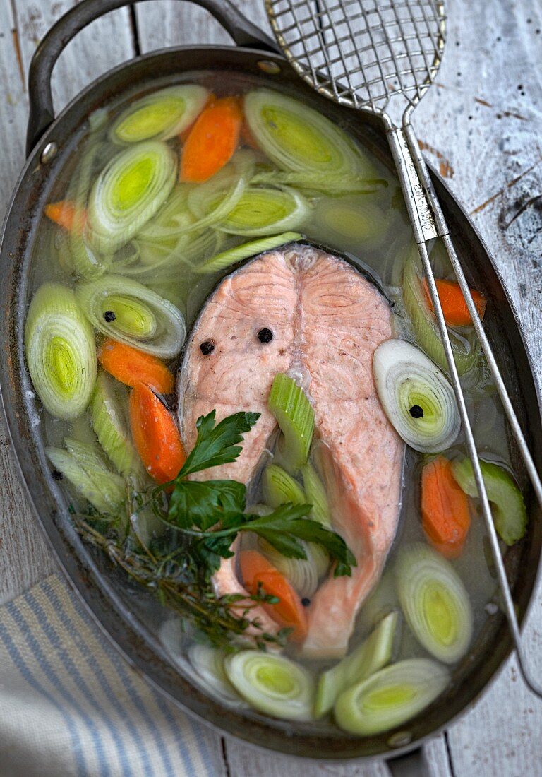 Pochierter Lachs mit Lauch