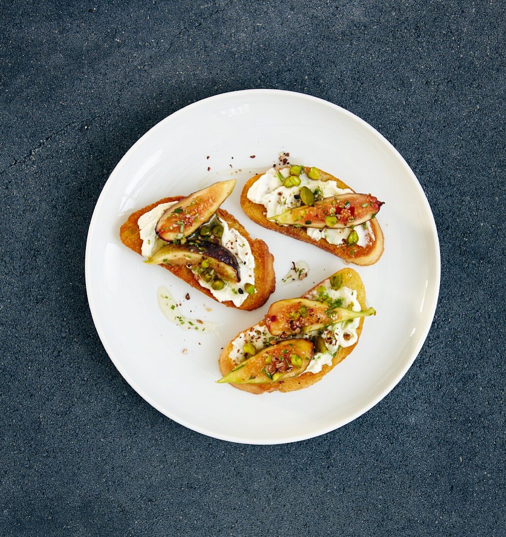 Crostini mit Ricotta, Limette, Szechuanpfeffer, Feigen, Rosmarinhonig und Pistazien