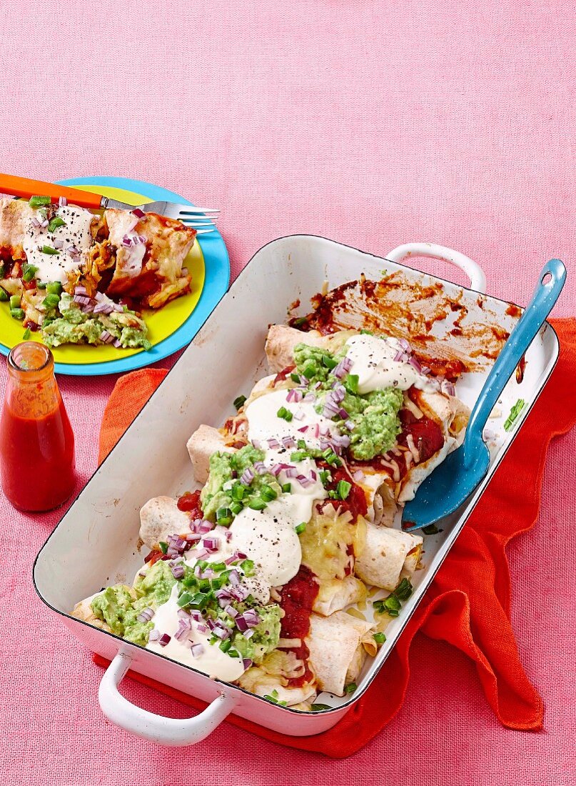 Hähnchen-Enchiladas mit Guacamole, Sauerrahm und Chili-Zwiebel-Salsa