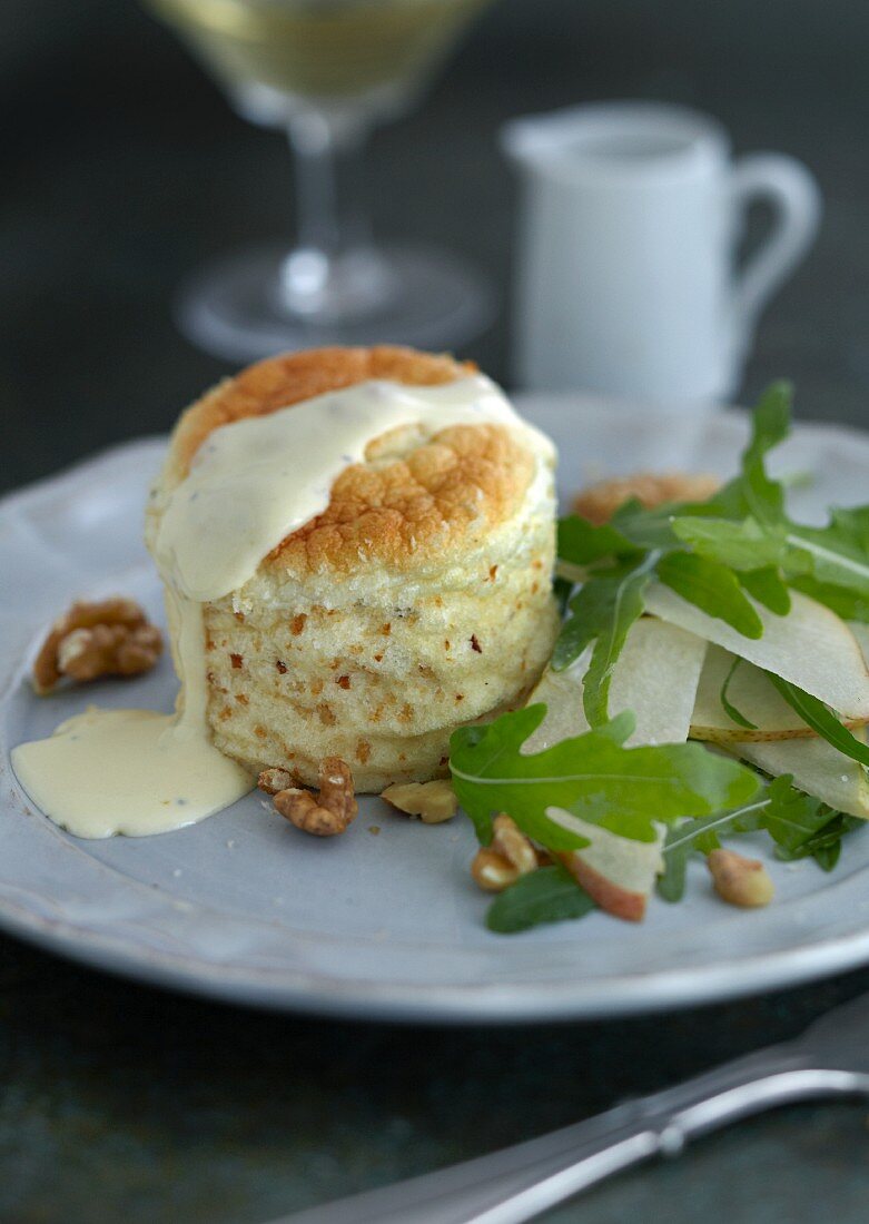 Comté-Souffle mit Birne, Walnüssen und Rucola