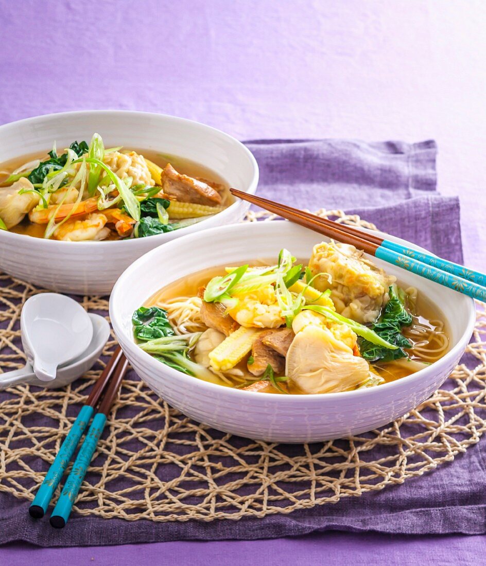 Asiatische Suppe mit Hähnchen-, Schweinefleisch und Garnelen