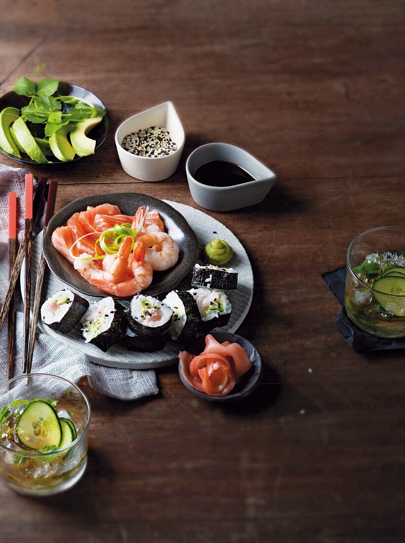 Teller mit Sushi und Garnelen, dazu ein Gurken-Mojito mit Koriander und Ingwer