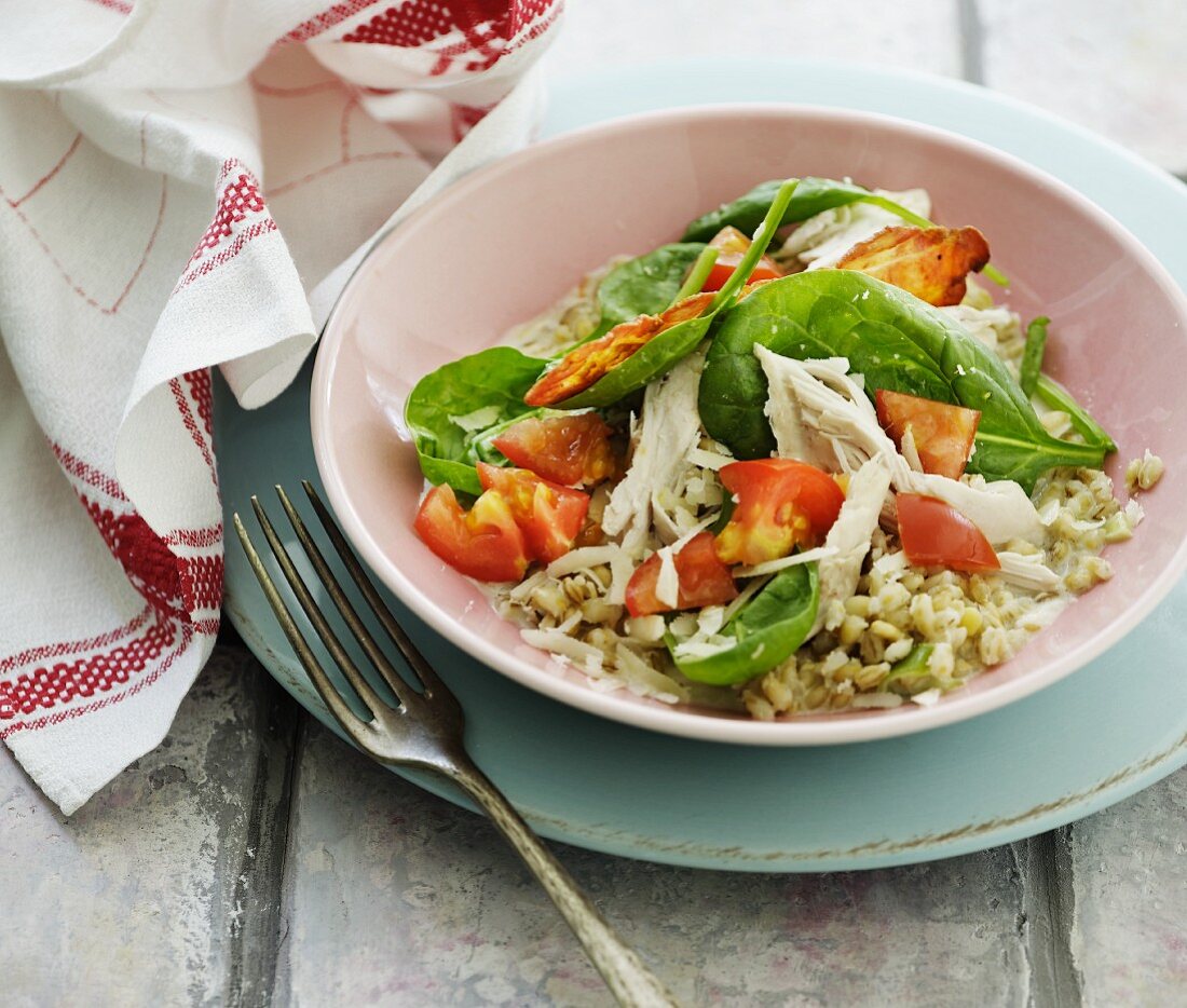 Graupensalat mit Hähnchen, Spinat, Tomaten und Bacon