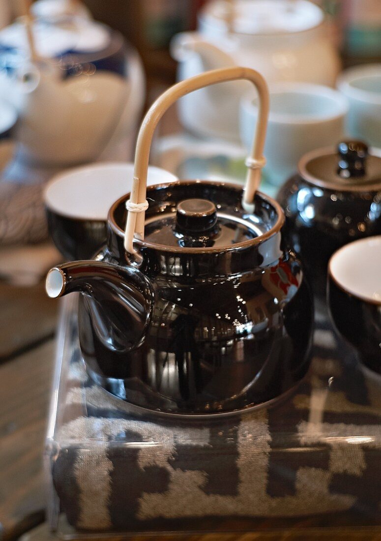 Various teapots and tea bowls