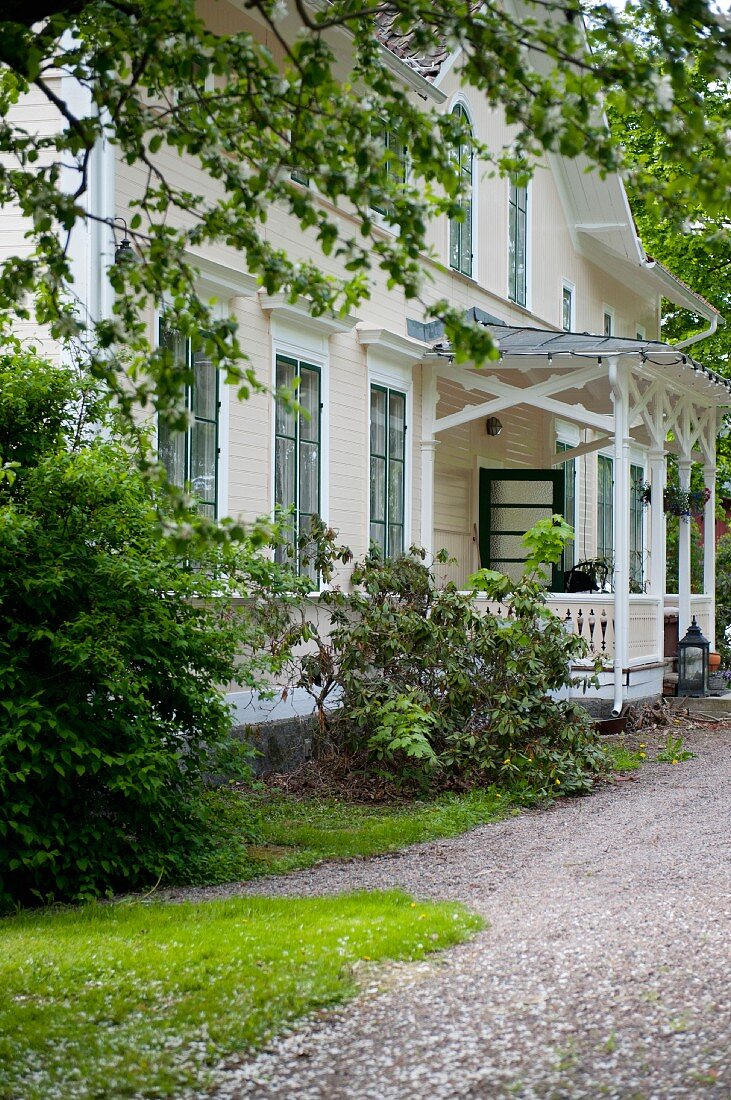 Blick auf traditionelle, schwedische Landhaus mit Veranda