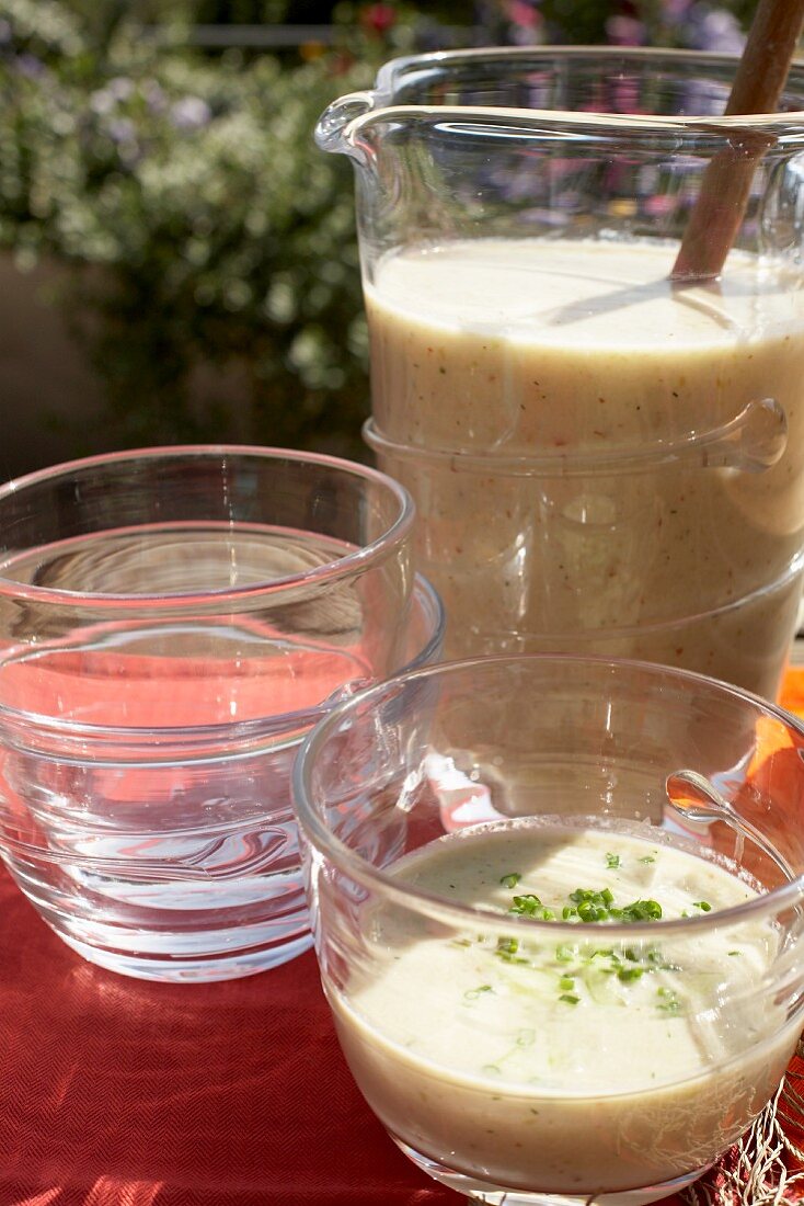 weiße Gazpacho mit Schnittlauch auf sommerlichem Tisch