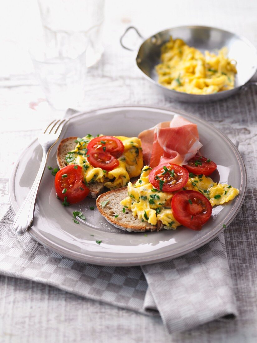 Herb scrambled egg with ham and fresh tomatoes