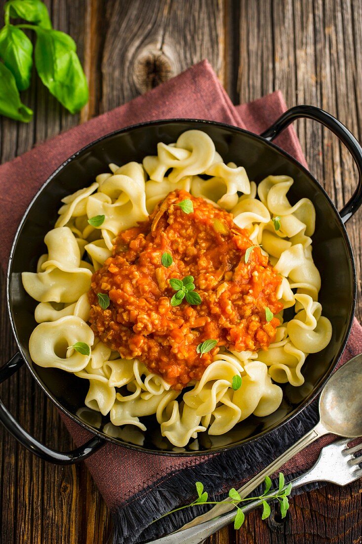 Pasta with vegan bolognese (seen from above)