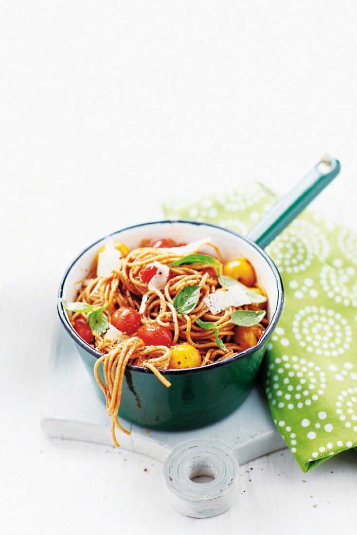 Wholemeal spaghetti with tomatoes and basil