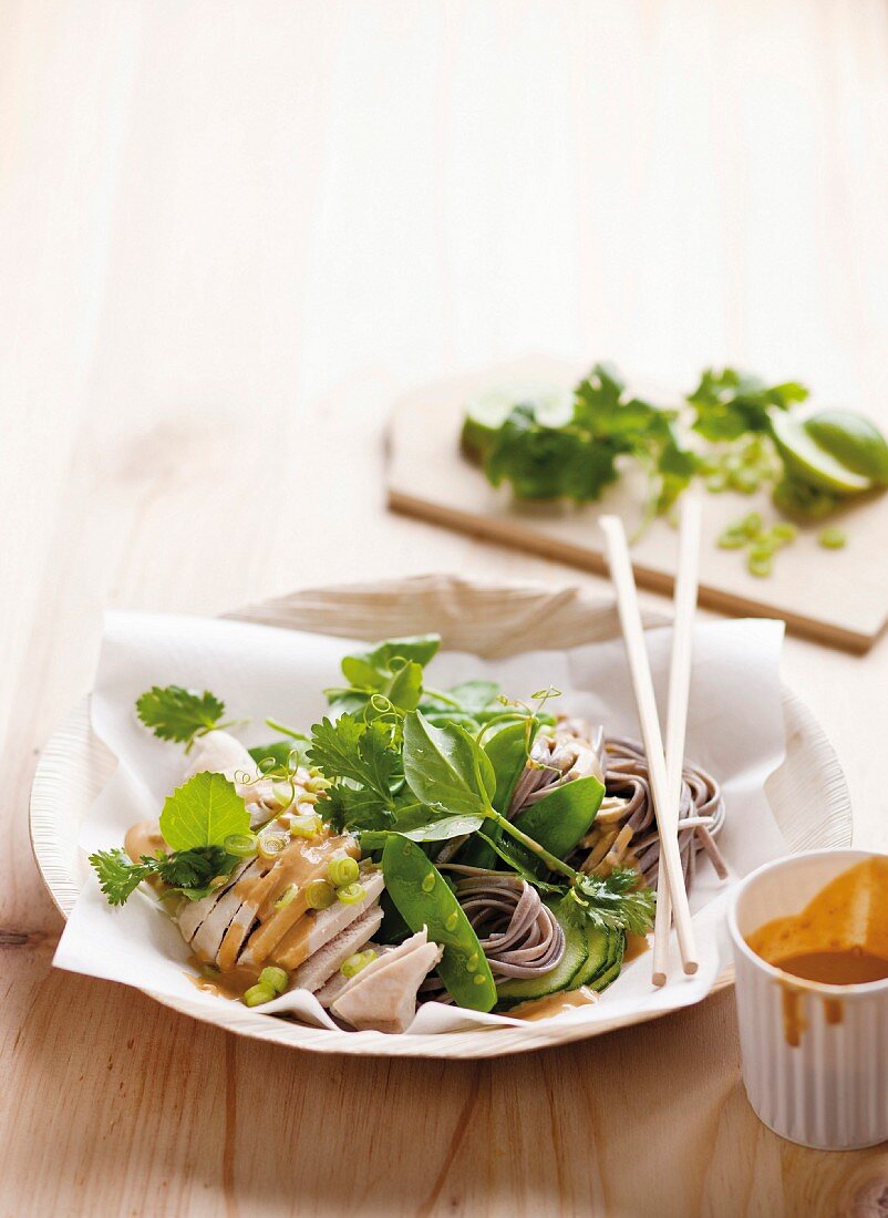 Nudelsalat mit Hähnchenfleisch und Erdnussdressing