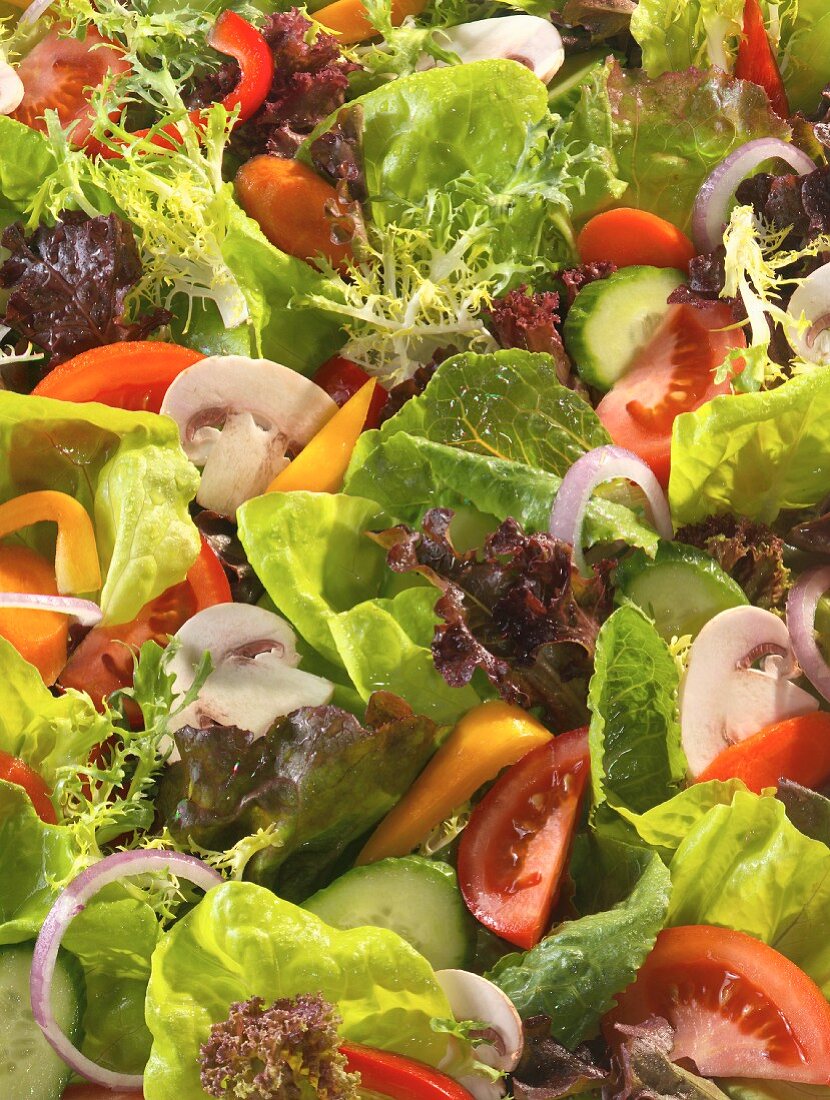 Grüner Salat mit Pilzen, Zwiebeln und Tomaten