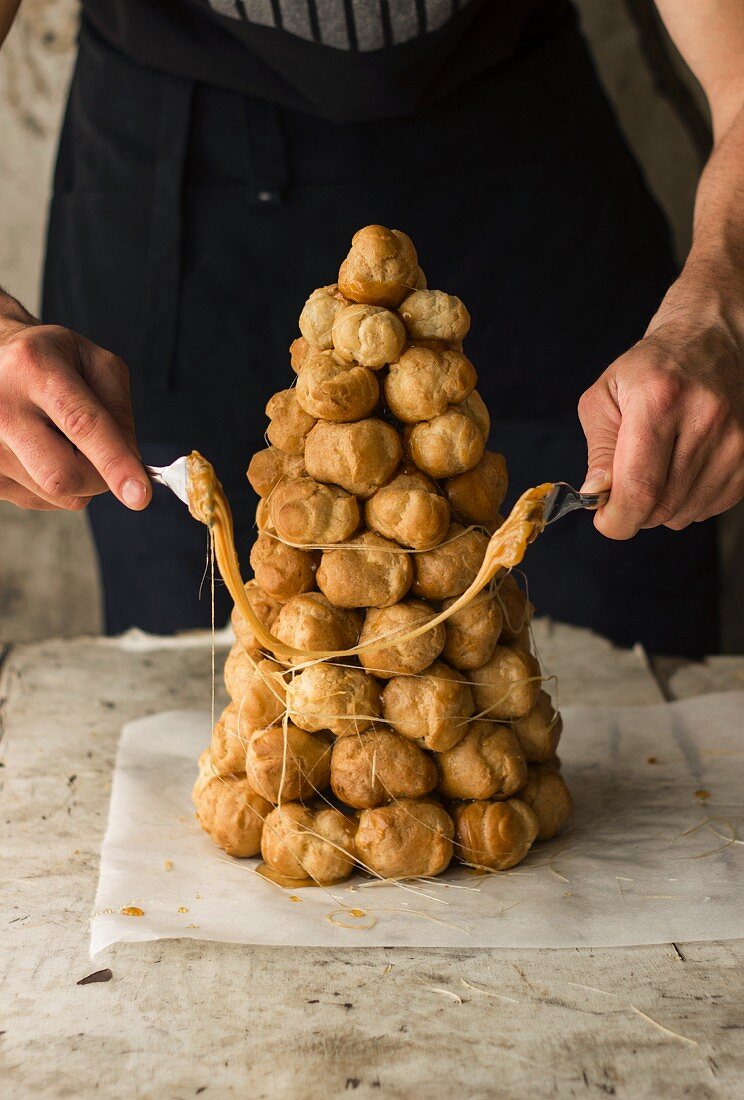 Croquembouche mit Karamellfäden verzieren