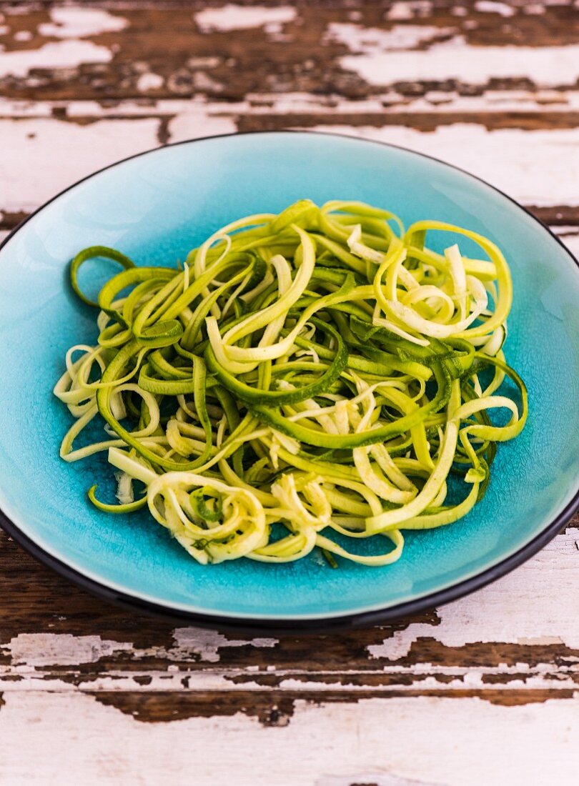 Courgettes noodles in a ceramic bowl