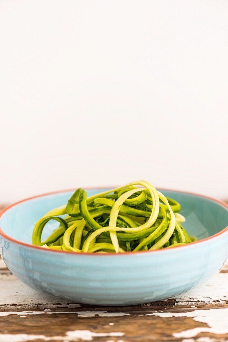 Courgettes noodles in a ceramic bowl