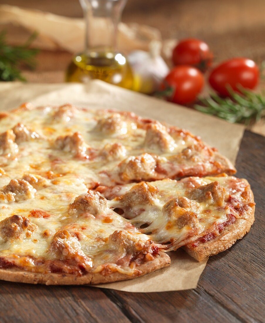 Glutenfreie Pizza mit italienischer Wurst