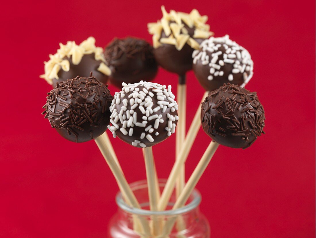 Cake Pops mit Schokostreuseln und Nüssen