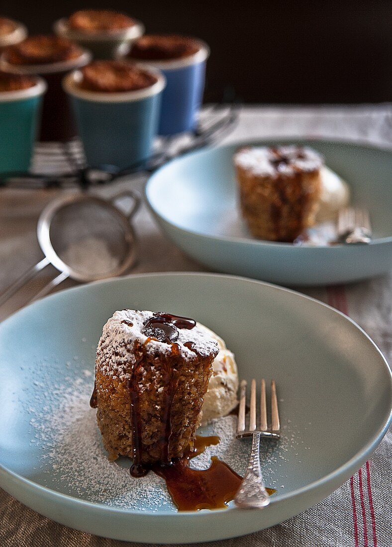 Honig-Walnuss-Pudding mit Puderzucker