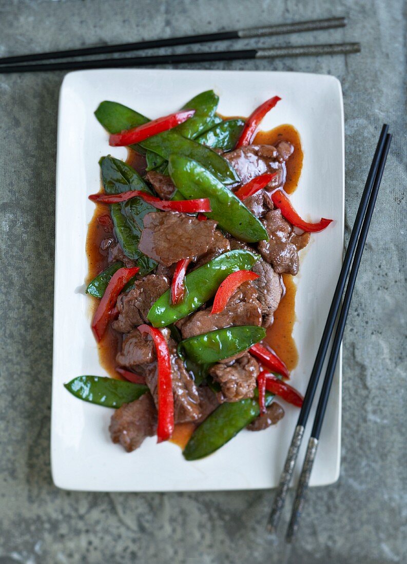 Beef with peppers and mange tout (China)