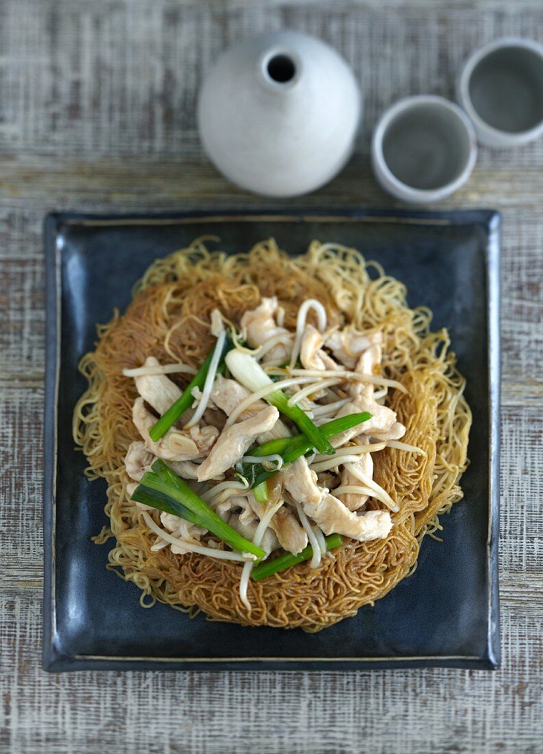 Crispy noodles with chicken, spring onions and bean sprouts (China)