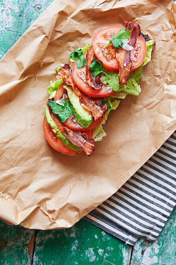 Brot mit Tomaten, Salat, Speck und Avocado