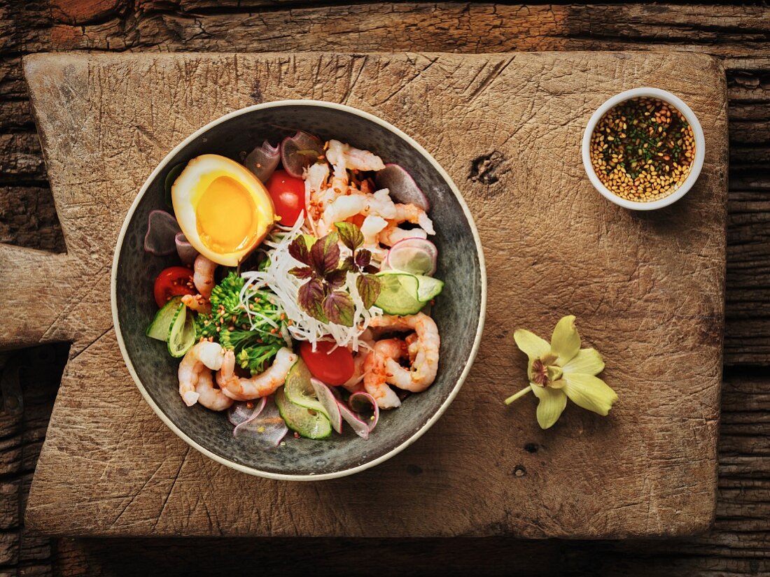 Thailändischer Salat mit Garnelen, Ei und Brokkoli