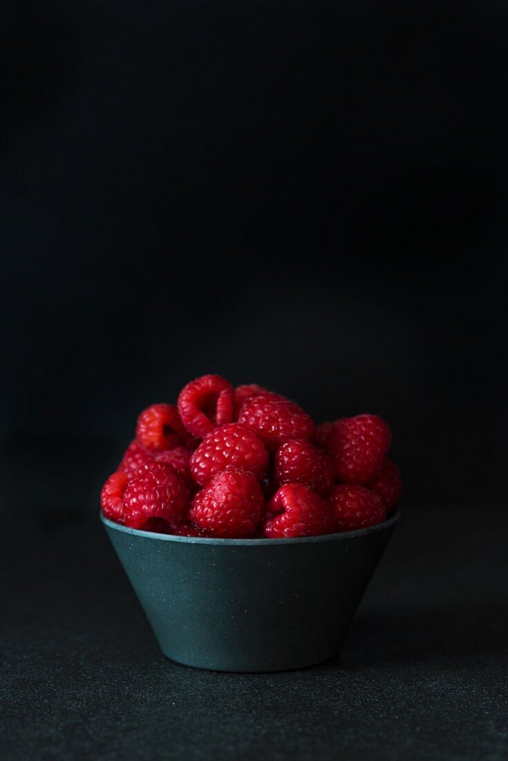 A bowl of raspberries