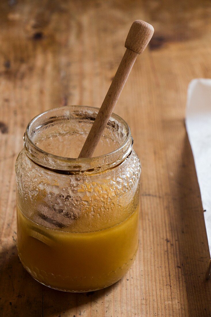 Honig im Glas mit Honiglöffel