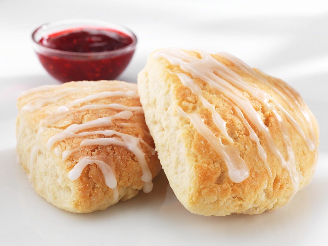 Scones mit Zuckerglasur und Himbeermarmelade