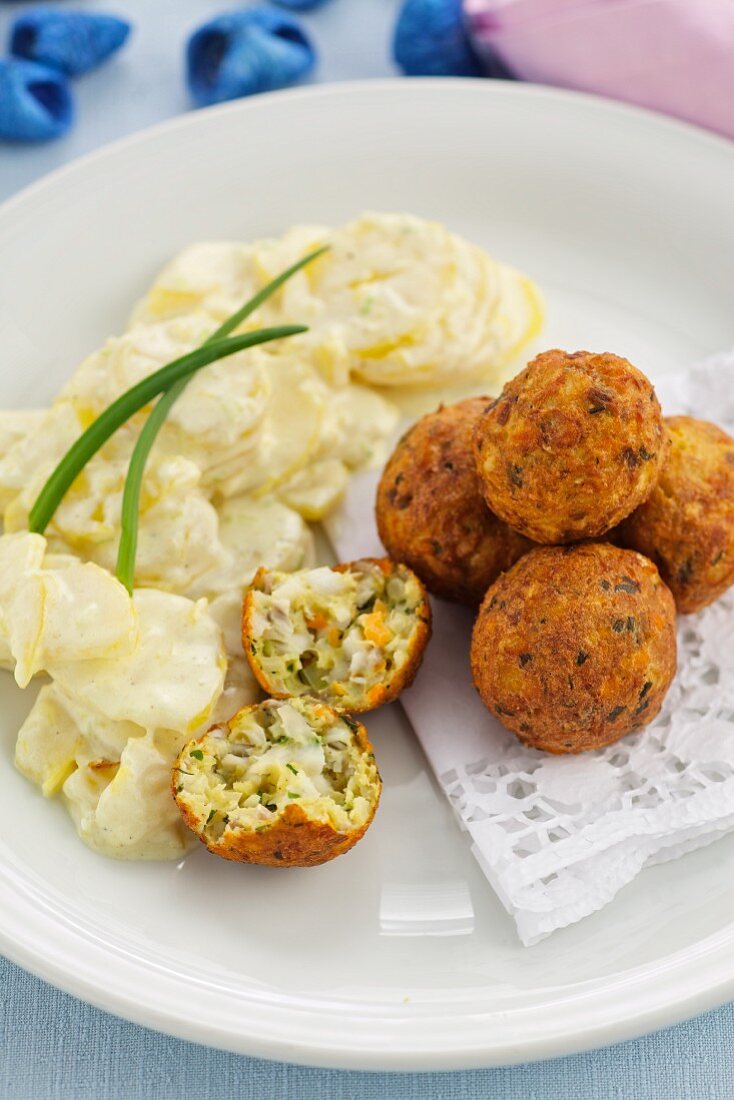 Faschierte Fischbällchen mit Mayonnaise-Kartoffelsalat