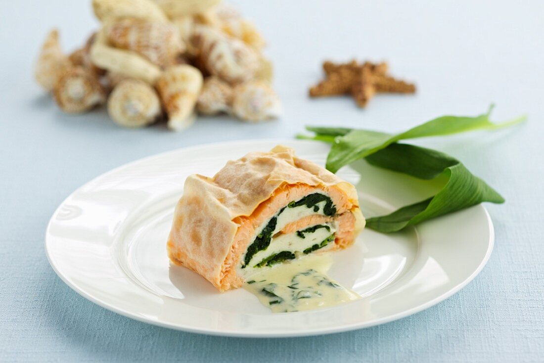 Roulade von der Lachsforelle auf Bärlauchbutter