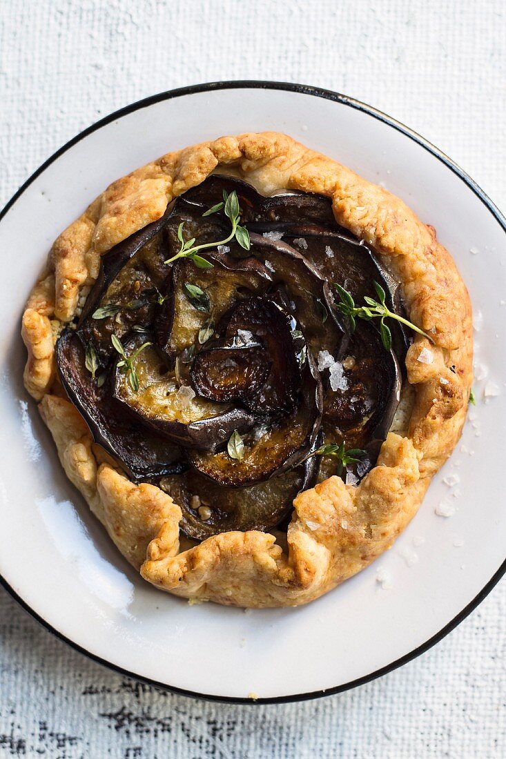 Cheese tartlet with red onions and aubergines
